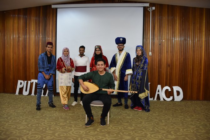 Malezyalı öğrenciler Aşık Veysel'in "Kara Toprak" şiirini okudu