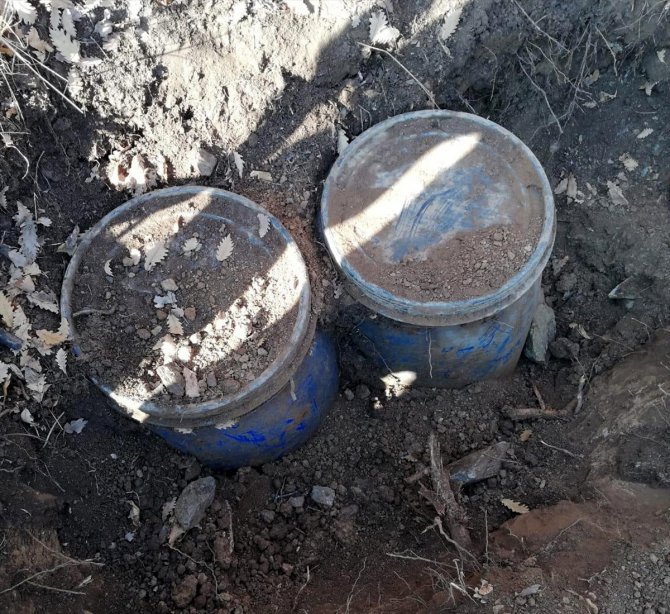 Bitlis'te teröristlere ait gıda malzemesi ile patlayıcı madde imha edildi