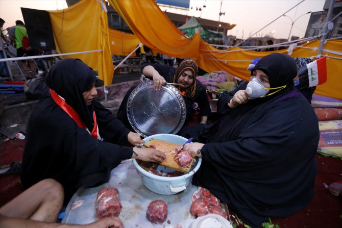 Irak'ta gösterilerin merkezi Tahrir Meydanı'nın gönüllü kadınları