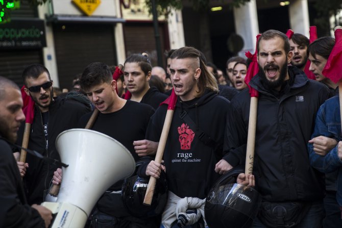 Yunanistan'da öğrenciler, polis şiddetini protesto etti