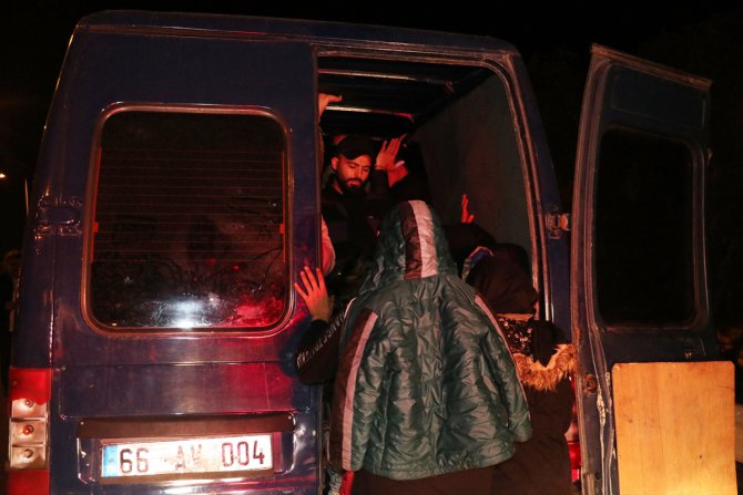 Polisin "dur" ihtarına uymayan minibüsten 30 düzensiz göçmen çıktı