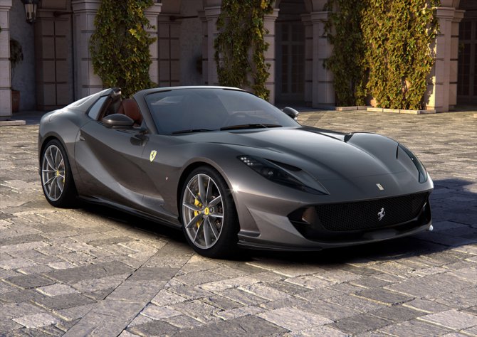 Ferrari üstü açılabilen yeni aracını tanıttı