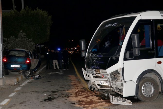 Muğla'da yolcu minibüsüyle otomobil çarpıştı: 1 ölü, 5 yaralı