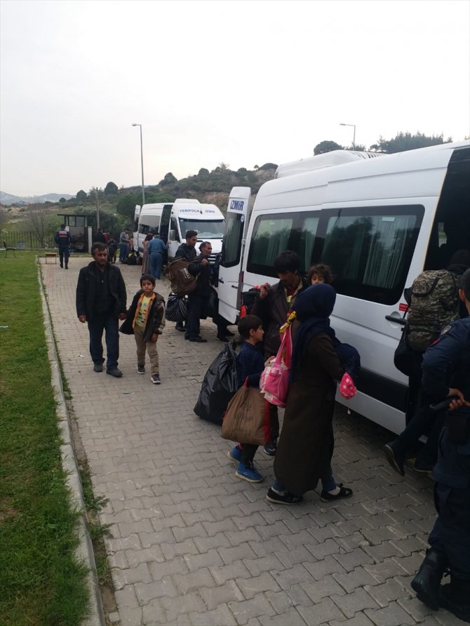 İzmir'de "dur" ihtarına uymayan minibüste 44 düzensiz göçmen yakalandı