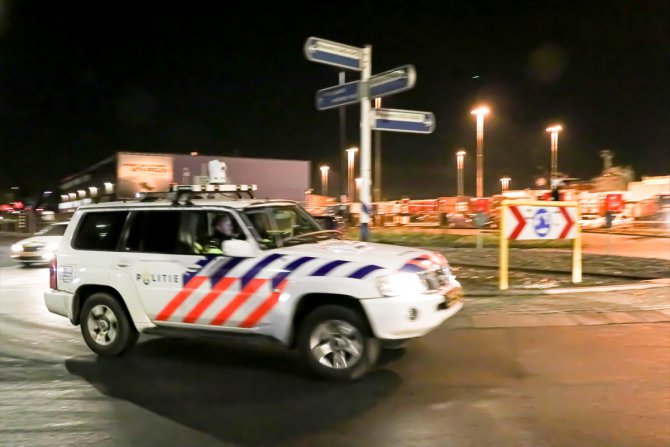 Hollanda'da bir geminin konteynerinde 25 kaçak göçmen yakalandı