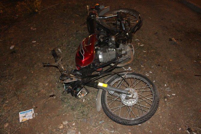 Adana'da otomobil ile motosiklet çapıştı: 2 yaralı
