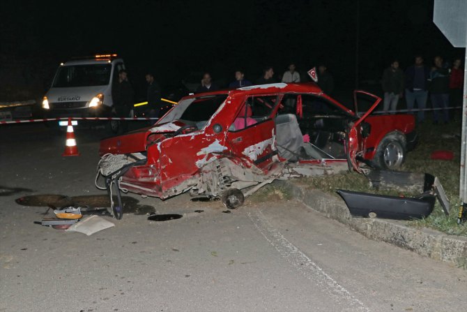 Sakarya'da otomobille kamyonet çarpıştı: 1 ölü, 4 yaralı