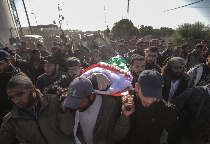 İsrail'in Gazze'ye düzenlediği saldırıda ölen Filistinlinin naaşı toprağa verildi