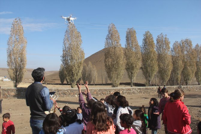 Köy çocuklarının ilk kez gördükleri drone karşısındaki sevinci gülümsetti