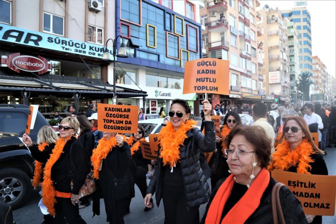 Mersin'de kadınlardan "Şiddete Sıfır Tolerans Yürüyüşü"