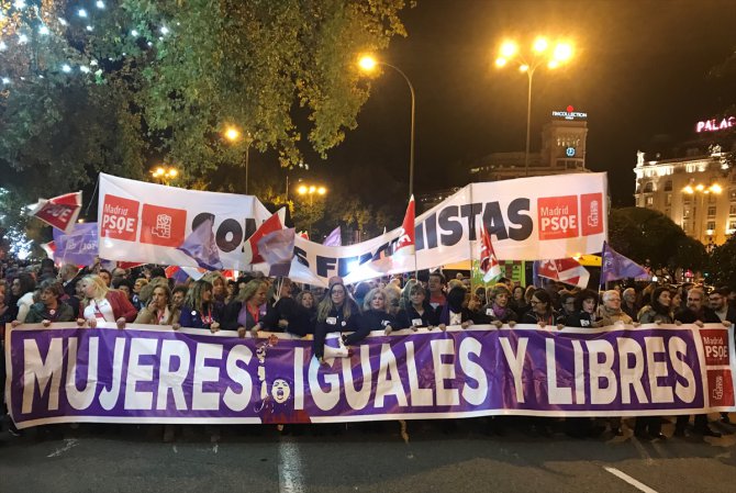 İspanyollar kadına yönelik şiddete karşı meydanlara indi