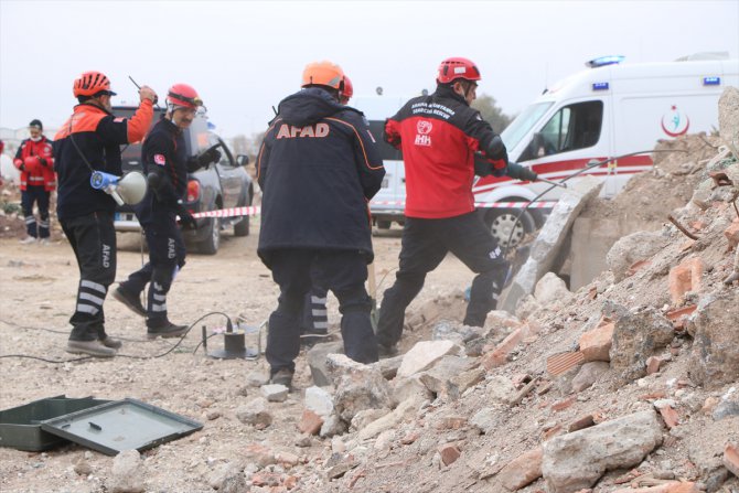 Aksaray'da gerçekleştirilen deprem tatbikatı gerçeğini aratmadı
