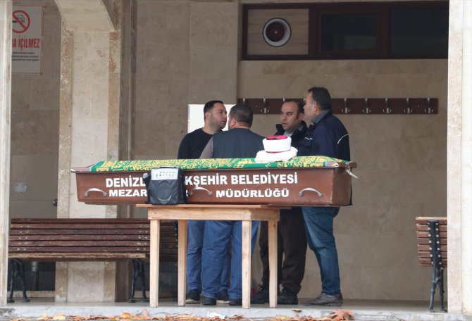 Denizli'de acil servis bekleme salonunda ölü bulunan kişinin cenazesi toprağa verildi