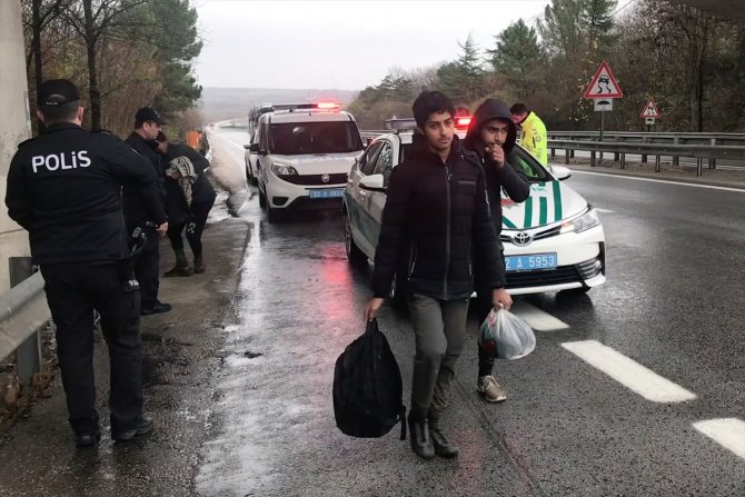Düzensiz göçmenler otoyolda yakalandı