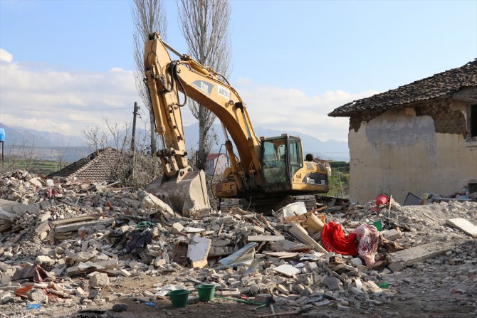 Arnavutluk’taki depremde enkaz altında kalanları kurtarma çalışmaları sürüyor