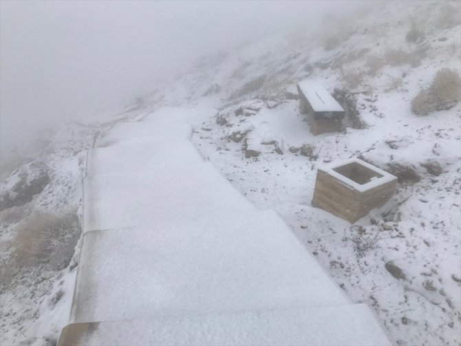 Nemrut Dağı'na mevsimin ilk karı düştü