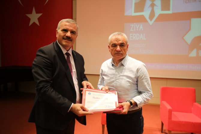 Sivasspor Teknik Direktörü Çalımbay, Tokat'ta gençlerle buluştu