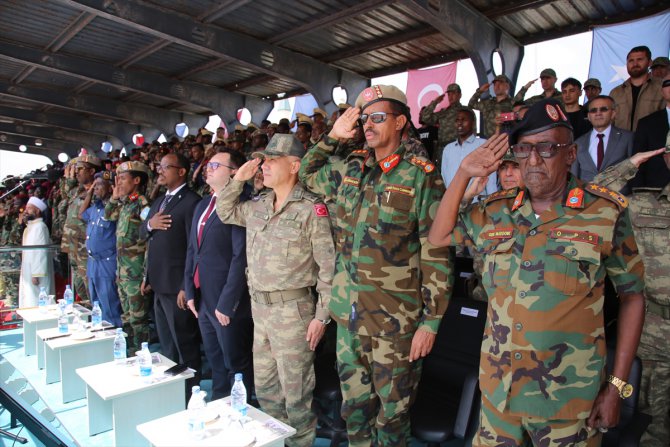 Somali'deki Türk askeri eğitim merkezi üçüncü mezunlarını verdi