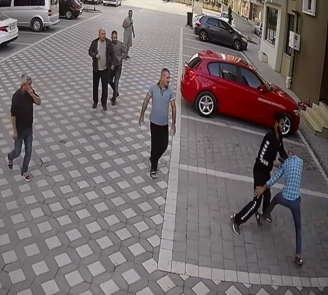 Adana'da site sakininin tartıştığı kapıcıyı tabancayla yaralaması kamerada