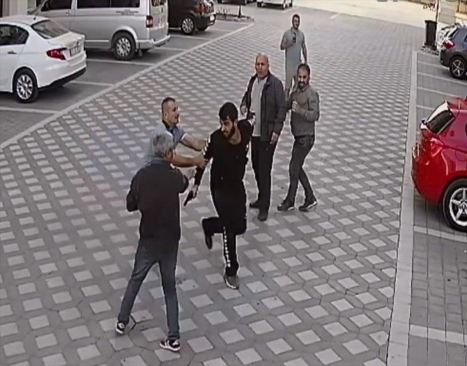 Adana'da site sakininin tartıştığı kapıcıyı tabancayla yaralaması kamerada