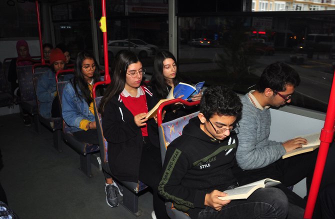 Antalya'da kitap okuma alışkanlığını için otobüslerde okuma etkinliği düzenlendi