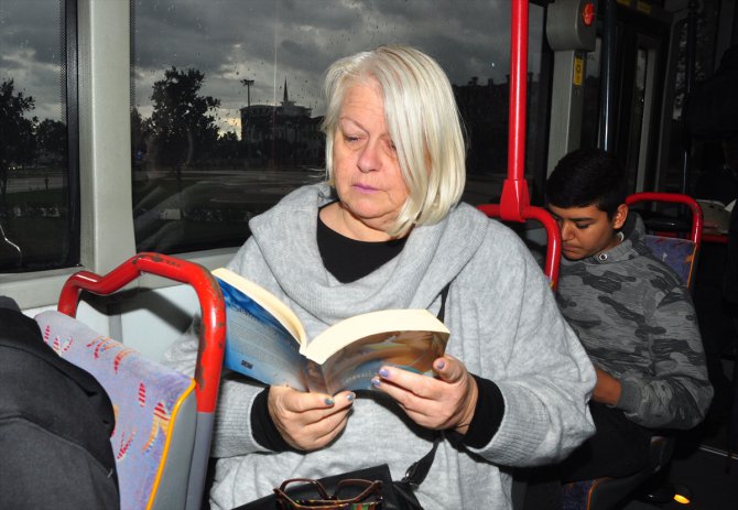 Antalya'da kitap okuma alışkanlığını için otobüslerde okuma etkinliği düzenlendi
