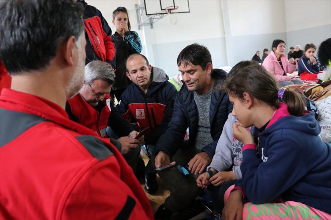 Büyükelçi Yörük ve Türk Kızılay Genel Müdürü Altan deprem bölgesinde