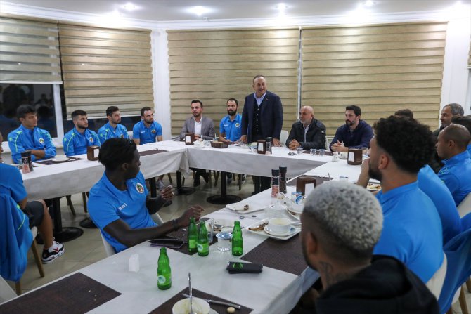 Dışişleri Bakanı Çavuşoğlu, Alanyaspor'u ziyaret etti