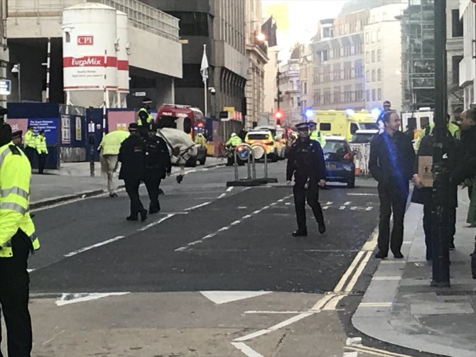 Londra Köprüsü'nde bıçaklı saldırı