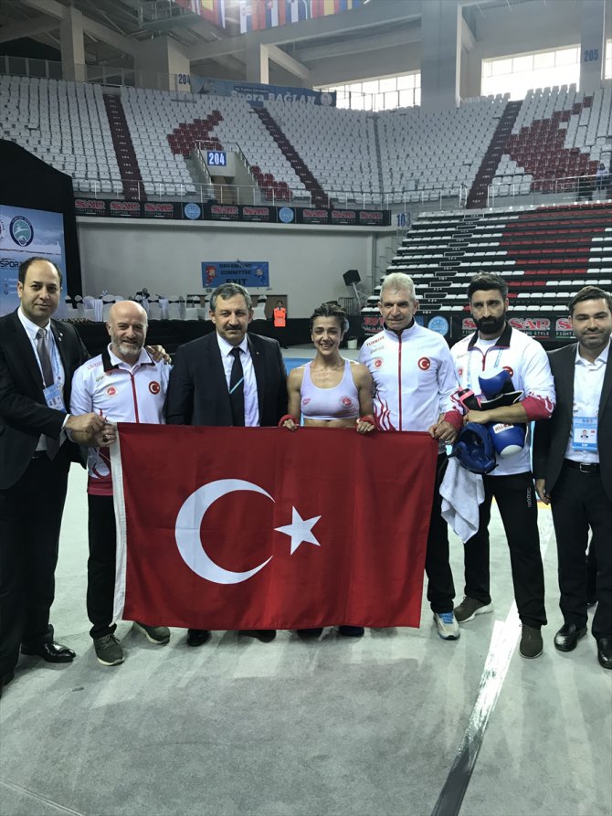 Dünya şampiyonu Emine Arslan madalyasını Mehmetçiğe armağan etti