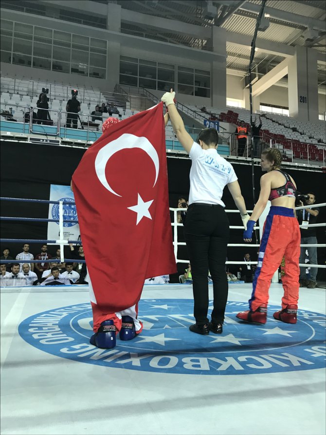 Dünya şampiyonu Emine Arslan madalyasını Mehmetçiğe armağan etti
