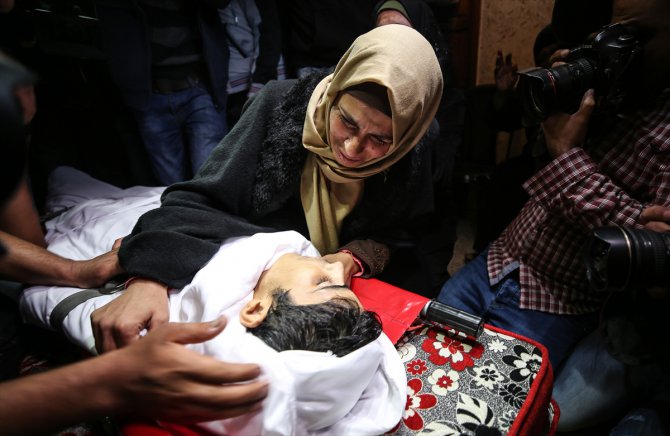 Gazze çocuk şehidini uğurladı
