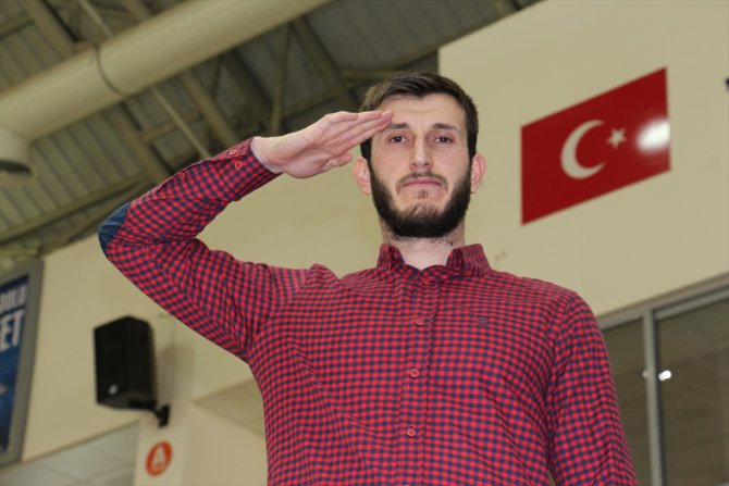 Milli hentbolcu Durmuş Ali Tınkır'ın asker selamı hassasiyeti