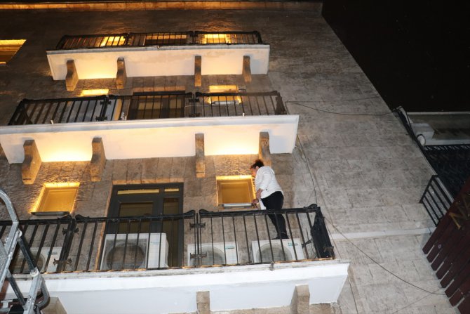 Otel odasındaki sesten korkan kadın bankanın balkonunda mahsur kaldı