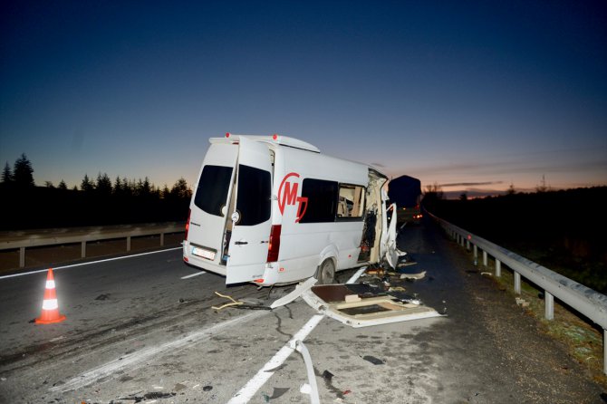 Taraftarları taşıyan minibüs kaza yaptı: 17 yaralı
