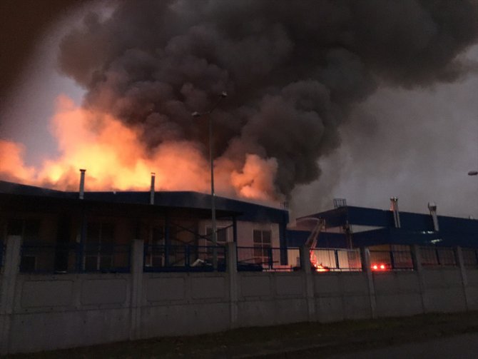 Düzce'de fabrikada çıkan yangın söndürülmeye çalışılıyor