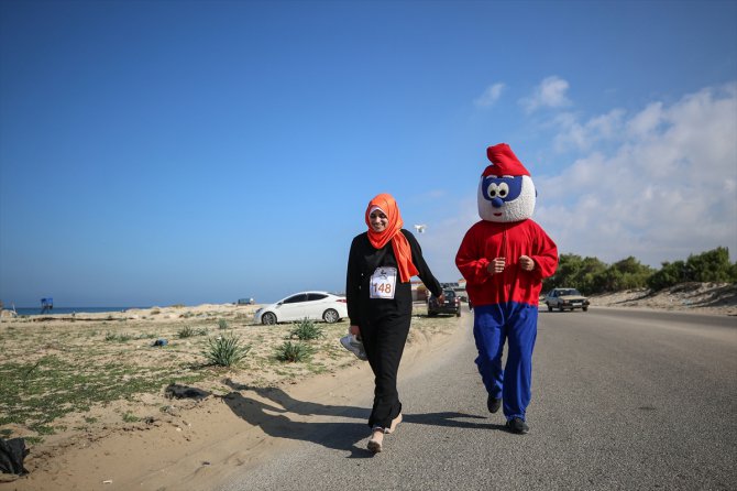 Gazze'de "kadına yönelik şiddete" karşı yürüyüş yarışması