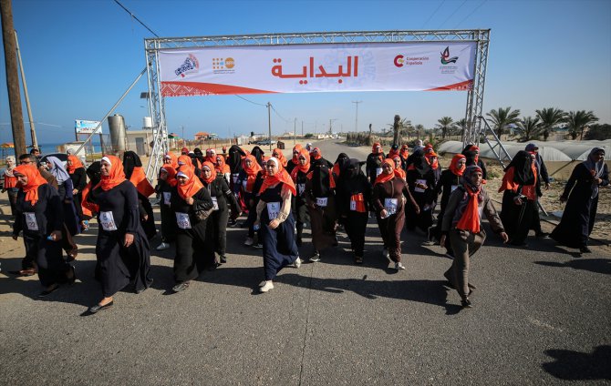 Gazze'de "kadına yönelik şiddete" karşı yürüyüş yarışması