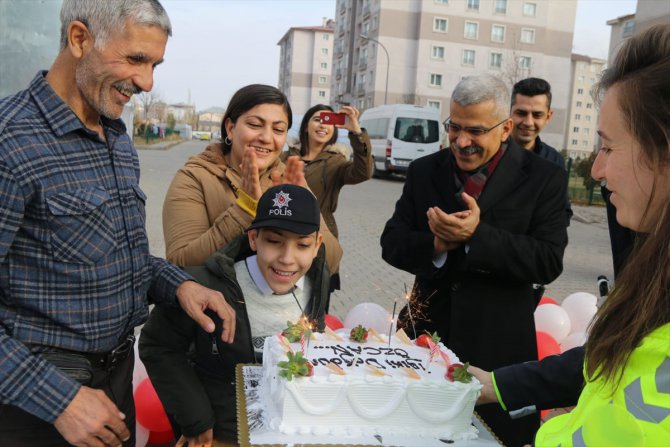 Polisliğe ilgi duyan engelli çocuğa polislerden doğum günü sürprizi