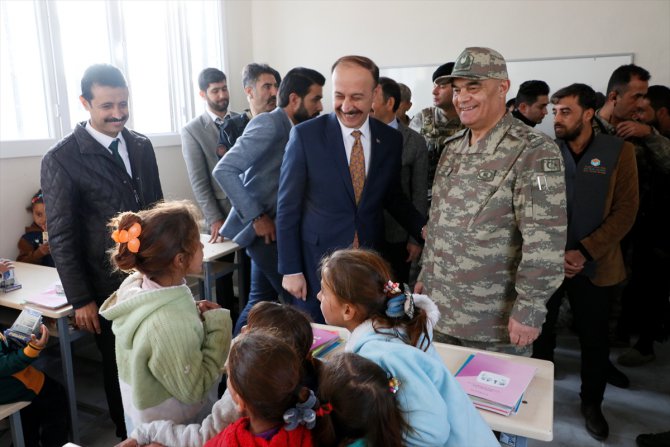 Türkiye'nin onardığı Tel Abyad'daki okul eğitime açıldı