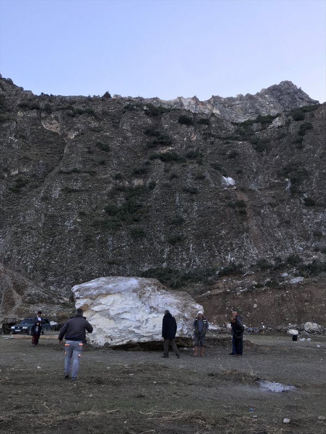 Denizli'de futbol sahasına düşen kaya parçası korku yarattı