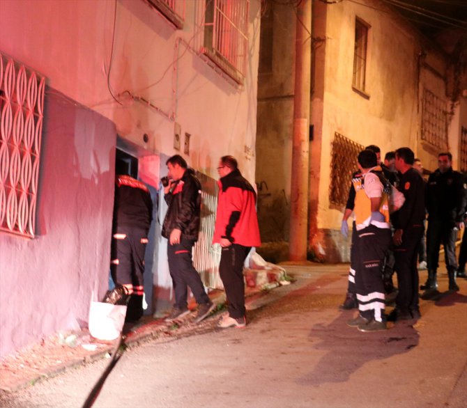 İzmir'de ev yangınında itfaiye eri tarafından kurtarılan kadın ağır yaralandı