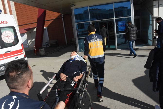 Sivas'ta üzerine hentbol kale direği devrilen öğrenci yaralandı