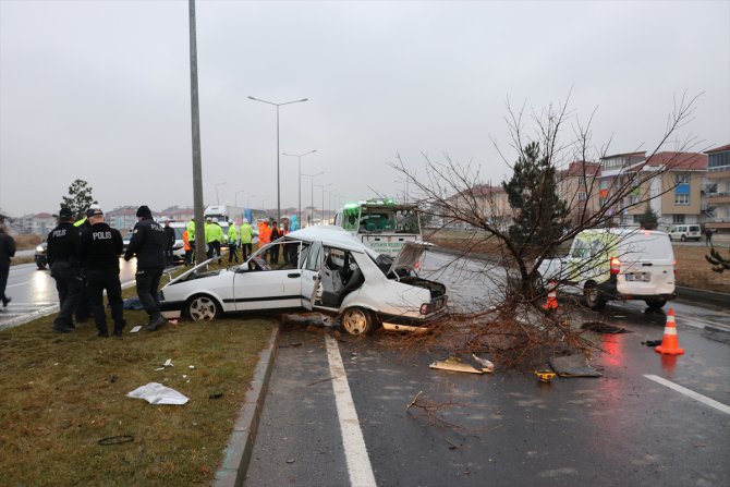 GÜNCELLEME - Kütahya'da otomobil refüjdeki ağaca ve direğe çarptı: 2 ölü, 3 yaralı
