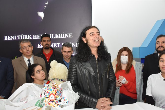 Sanatçı Murat Kekilli'den kanser hastası çocuklara hastanede moral ziyareti