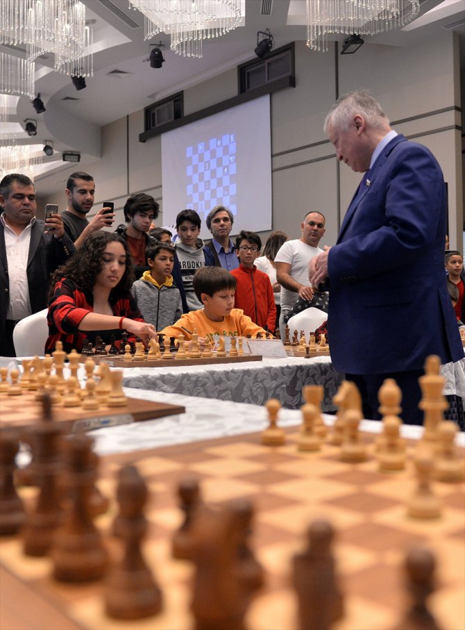 12 yaşındaki satranç sporcusu, Büyük Usta Karpov ile berabere kaldı