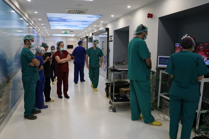 Akdeniz Üniversitesi Organ Nakli Günleri'nde canlı yayınla ameliyat