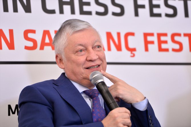 Büyük Usta Karpov, 10 sporcuyla aynı anda satranç oynadı