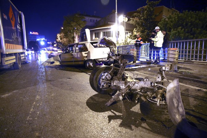 İstanbul'da otomobil bariyerlere çarptı: 1'i ağır 2 yaralı