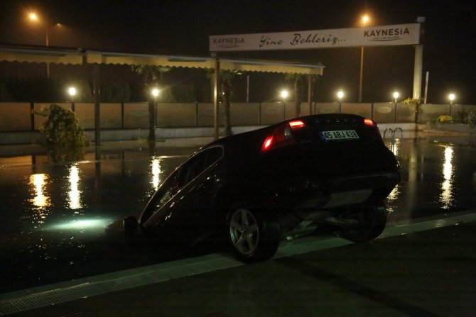 Manisa'da otomobil otelin yüzme havuzuna düştü